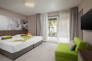 Classic room with balcony, Park side | Frigobar, cofres nos quartos, escrivaninha, berços grátis