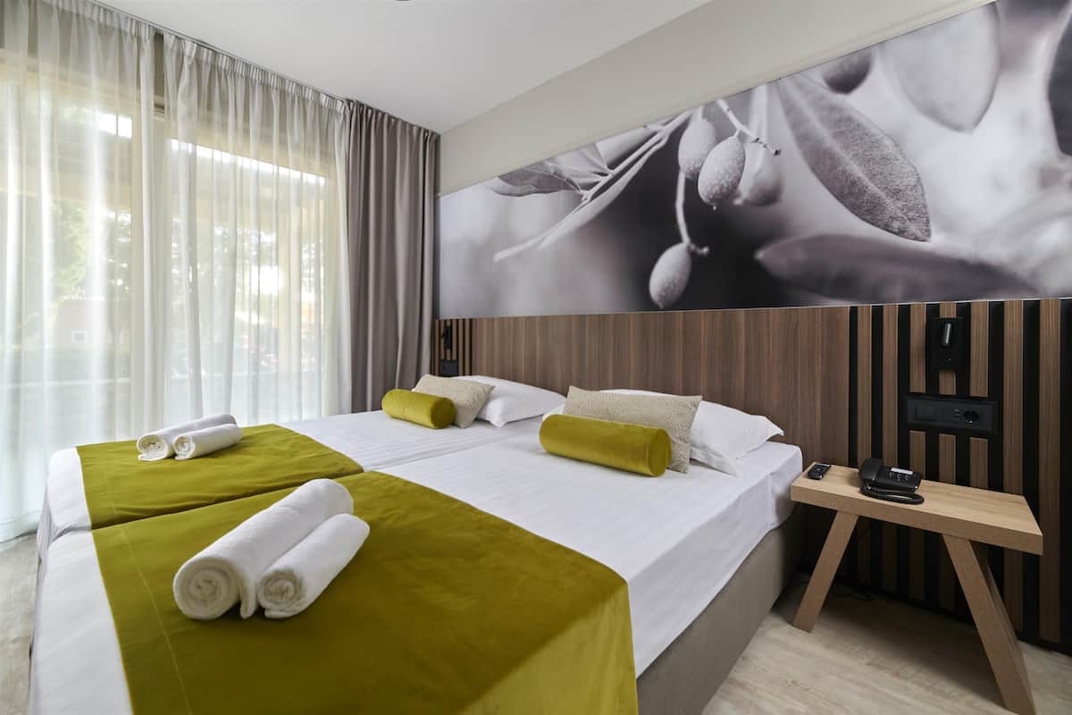 Minibar, két bảo mật tại phòng, bàn