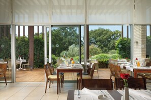 2 restaurantes; se sirven desayunos 