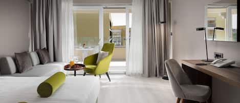 Premium room with balcony pool side | Minibar, caja de seguridad en la habitación y escritorio