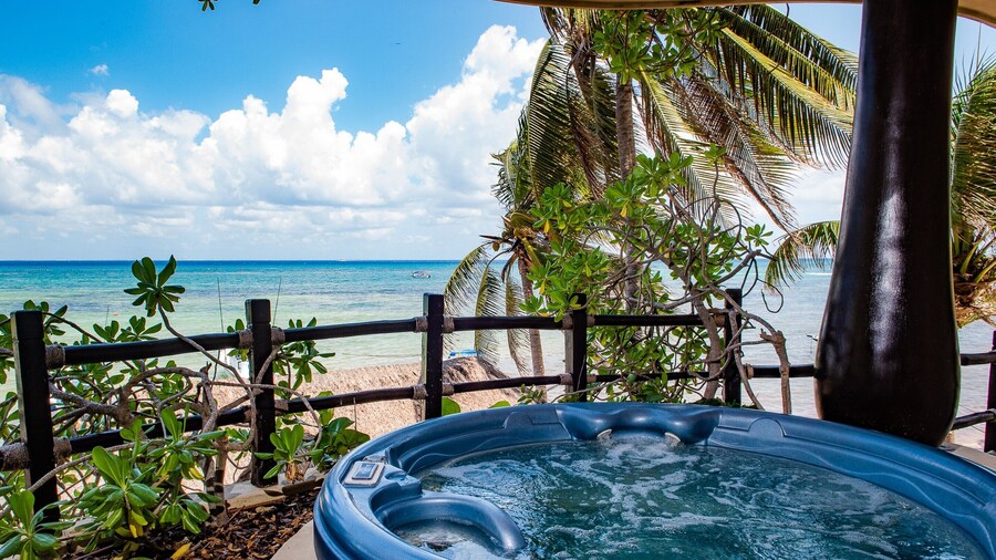 El Taj Oceanfront & Beachside Condo Hotel