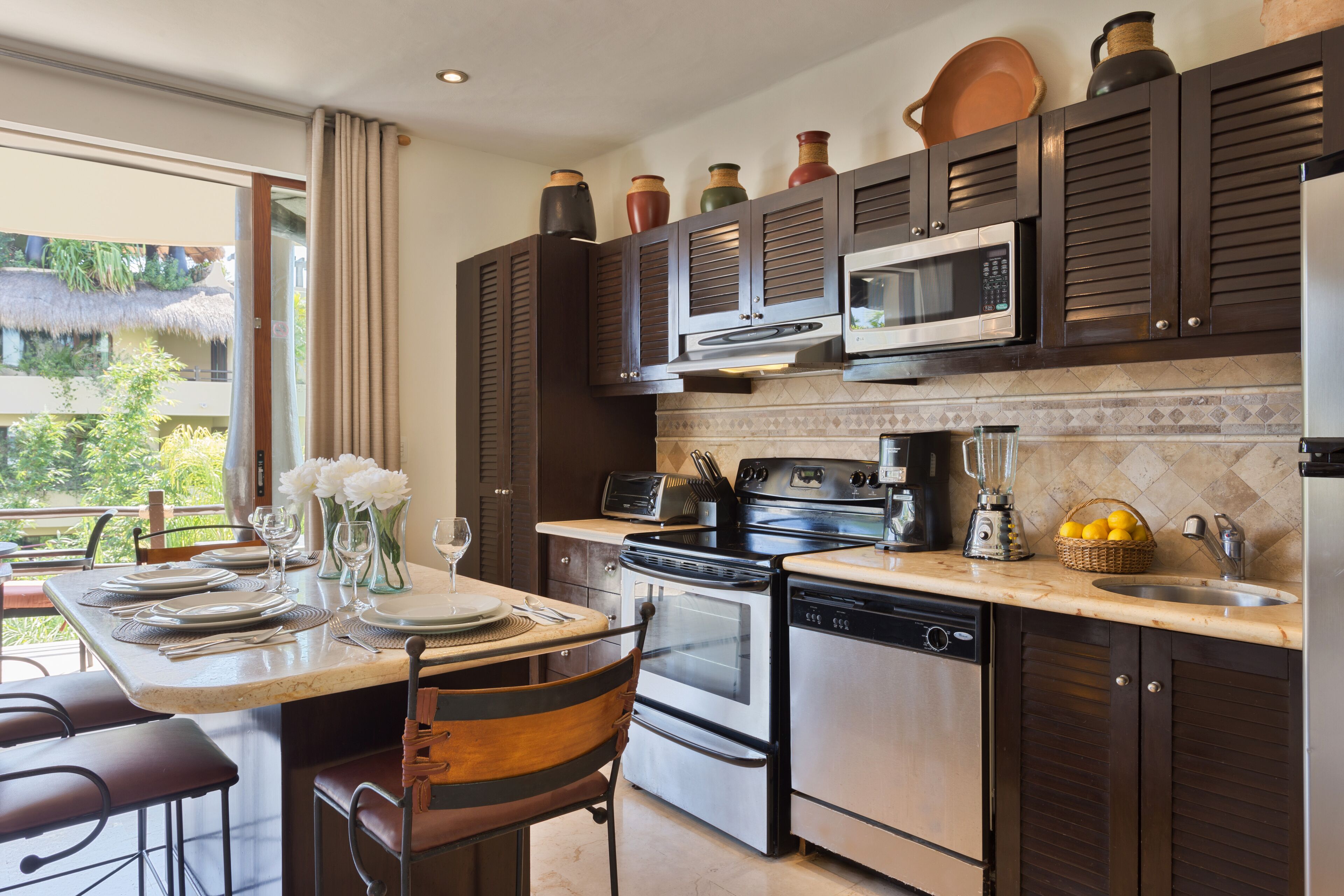 comfort penthouse, 2 bedrooms, hot tub | private kitchen | microwave, stovetop, coffee/tea maker, blender