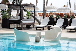 2 outdoor pools
