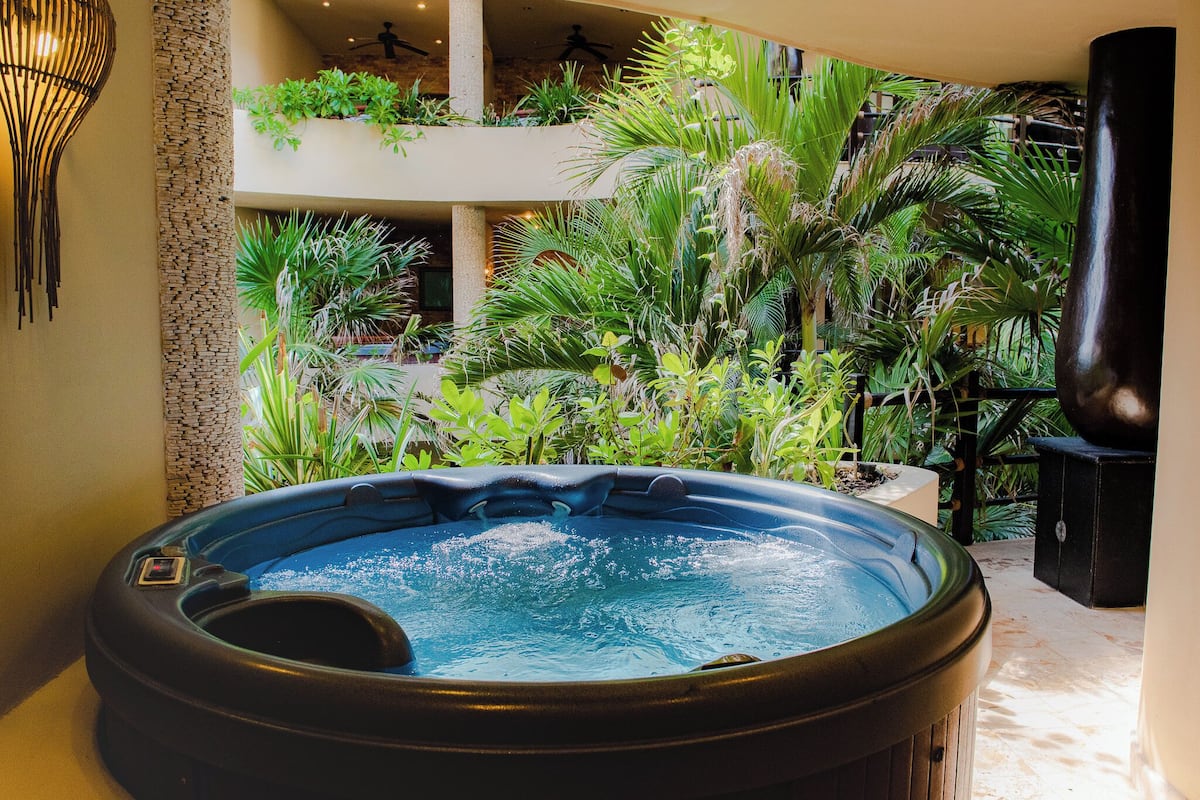 Deluxe Condo, 2 Bedrooms, Kitchen | Jetted bathtub