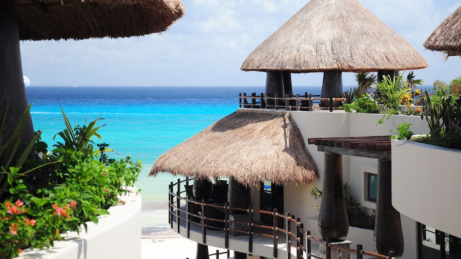 El Taj Oceanfront & Beachside Condo Hotel