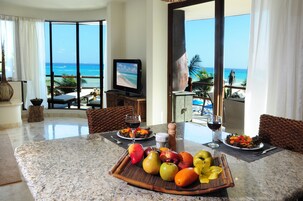 Premium Condo, 3 Bedrooms, Ocean View | In-room dining