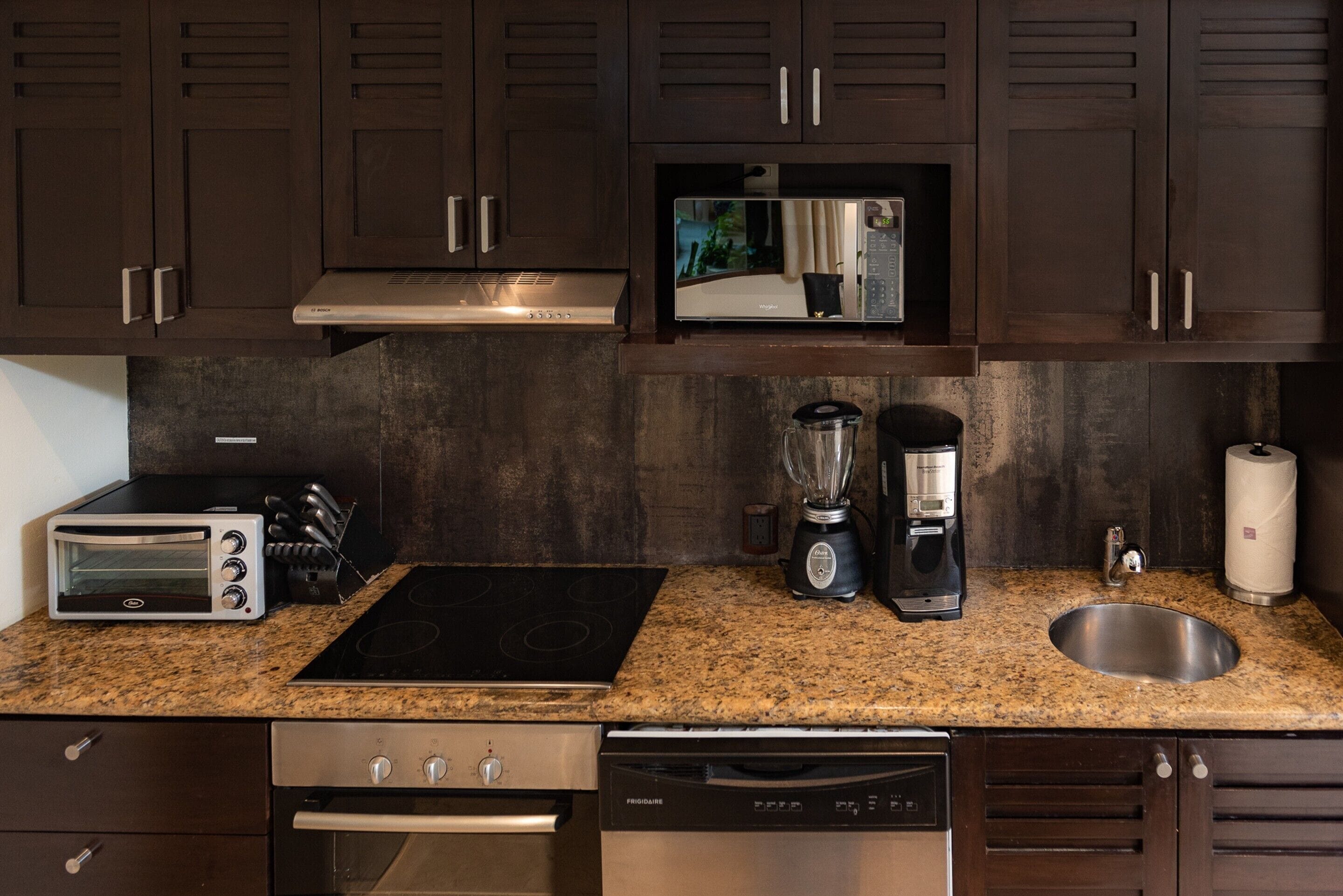 deluxe condo, 2 bedrooms, kitchen | coffee and/or coffee maker