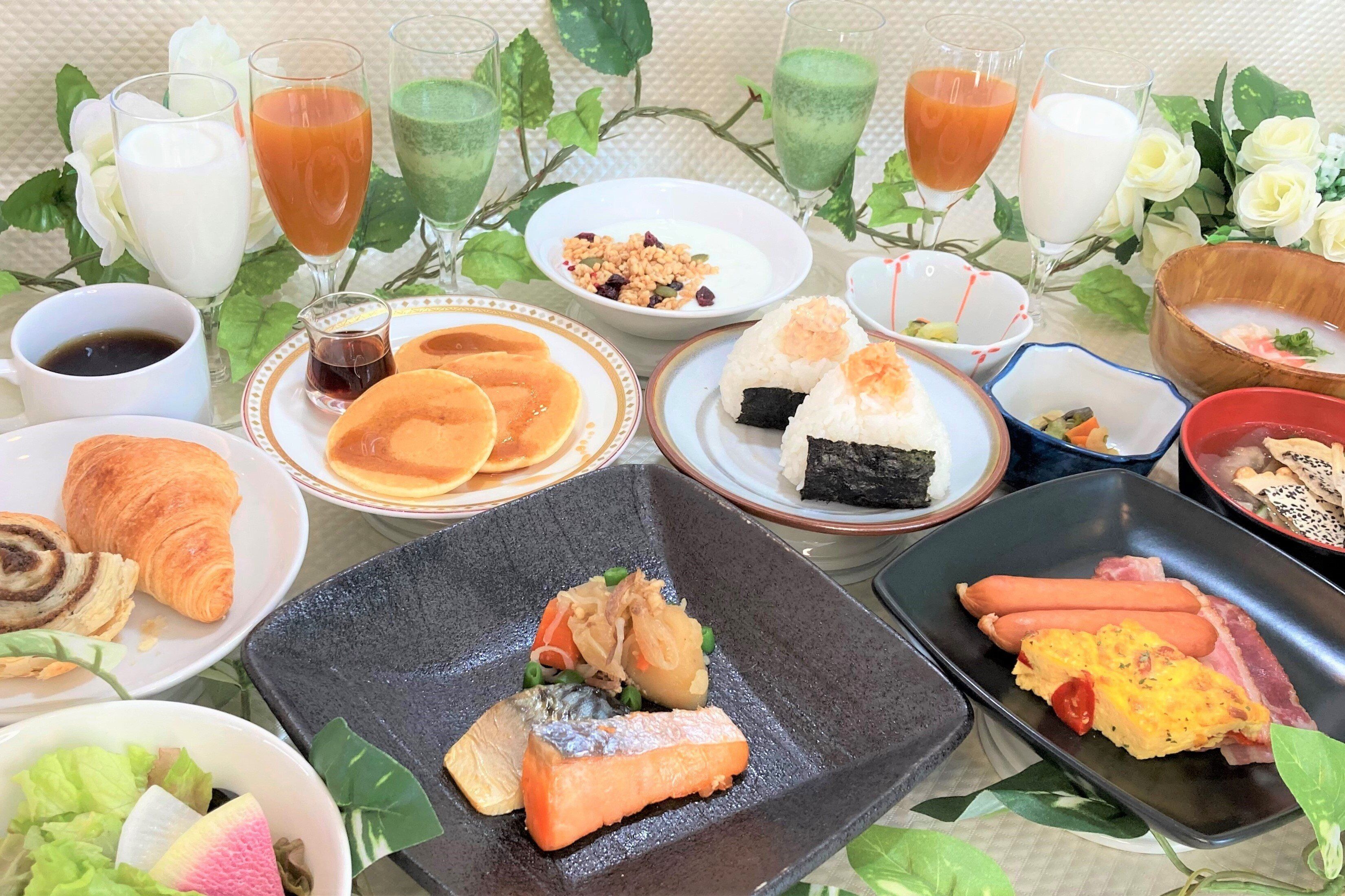 Petit déjeuner buffet (2500 JPY par personne)
