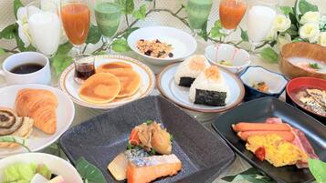 Daily buffet breakfast (JPY 2500 per person)