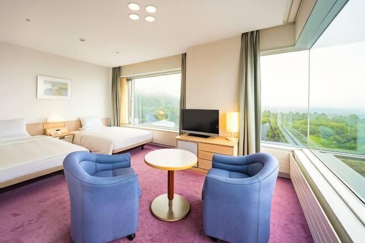 Caja de seguridad en la habitación, escritorio y cortinas blackout