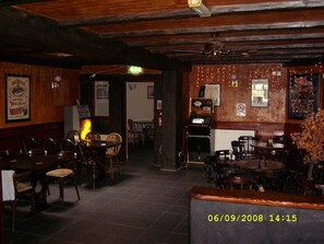 Bar (on property) - Causeway Tavern B&B (Bushmills)