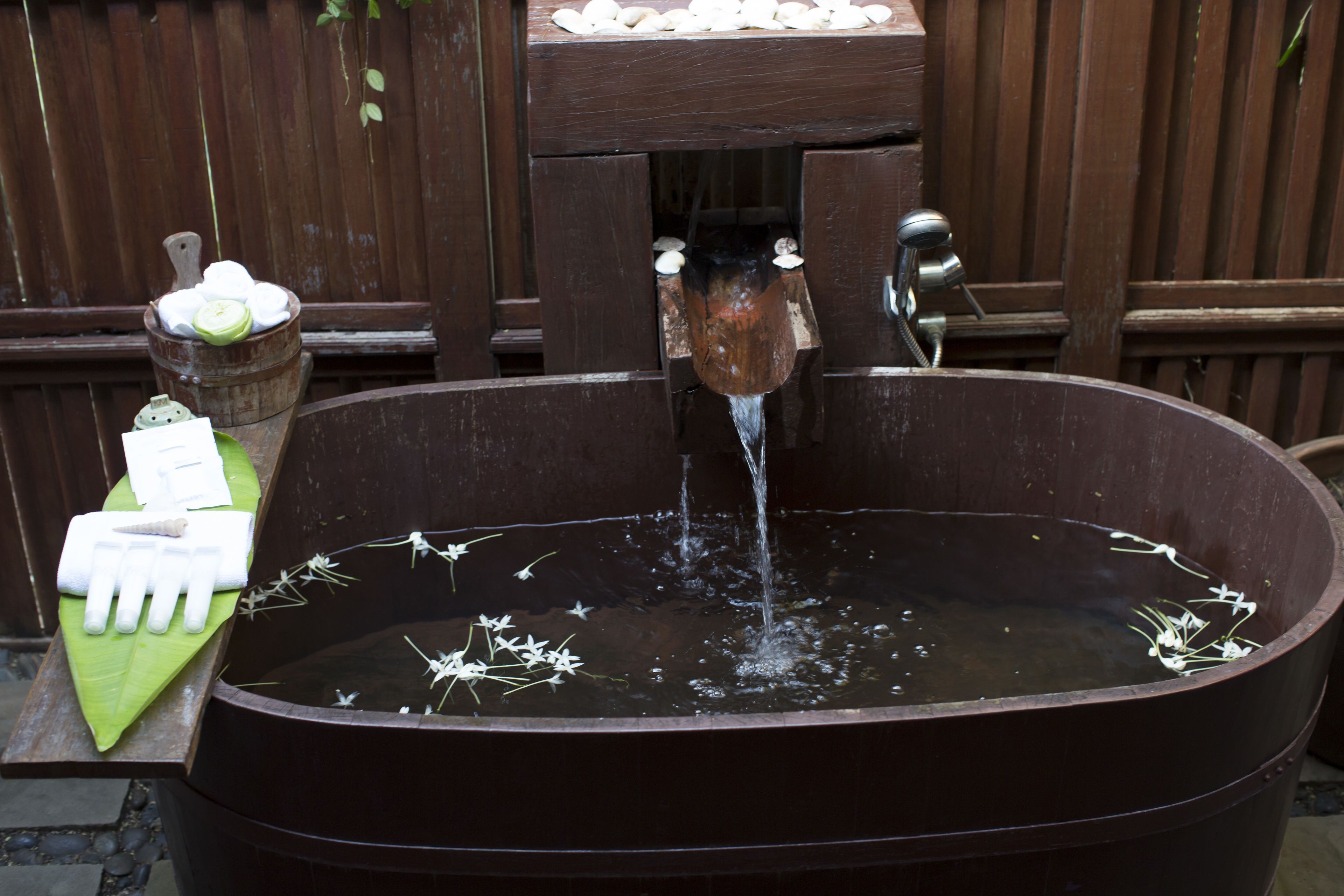 villa, 1 bedroom, garden view | deep-soaking bathtub