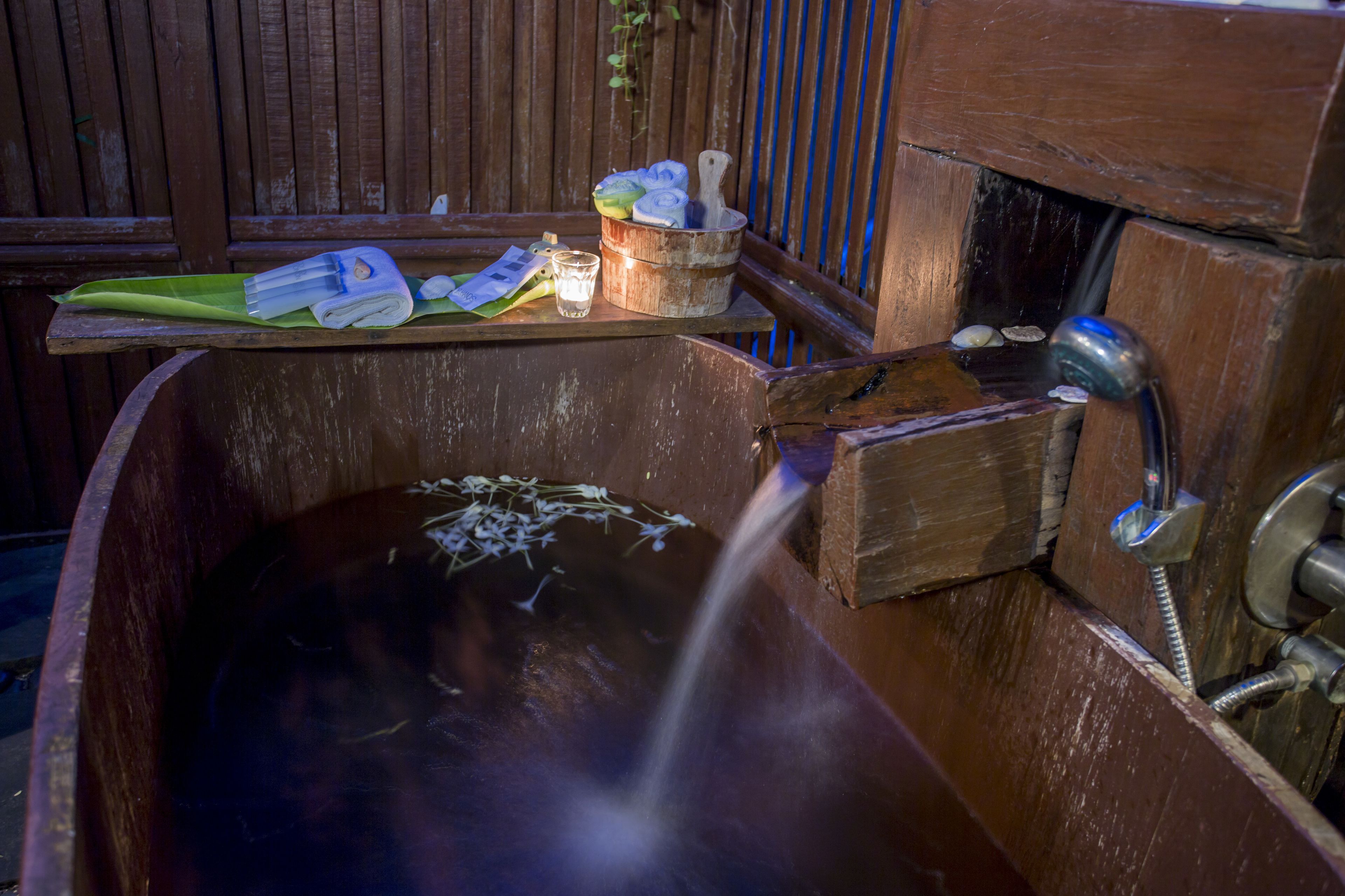 villa, 1 bedroom, garden view | deep-soaking bathtub