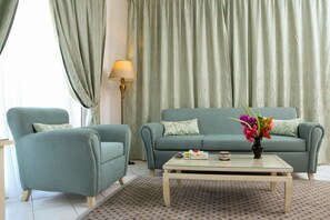 Lägenhet | Vardagsrum | 32-tums platt-tv med satellitkanaler och tv