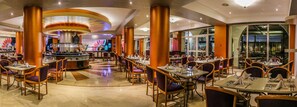 Hi ha 3 restaurants i s'hi serveixen esmorzars; plats de cuina italiana 