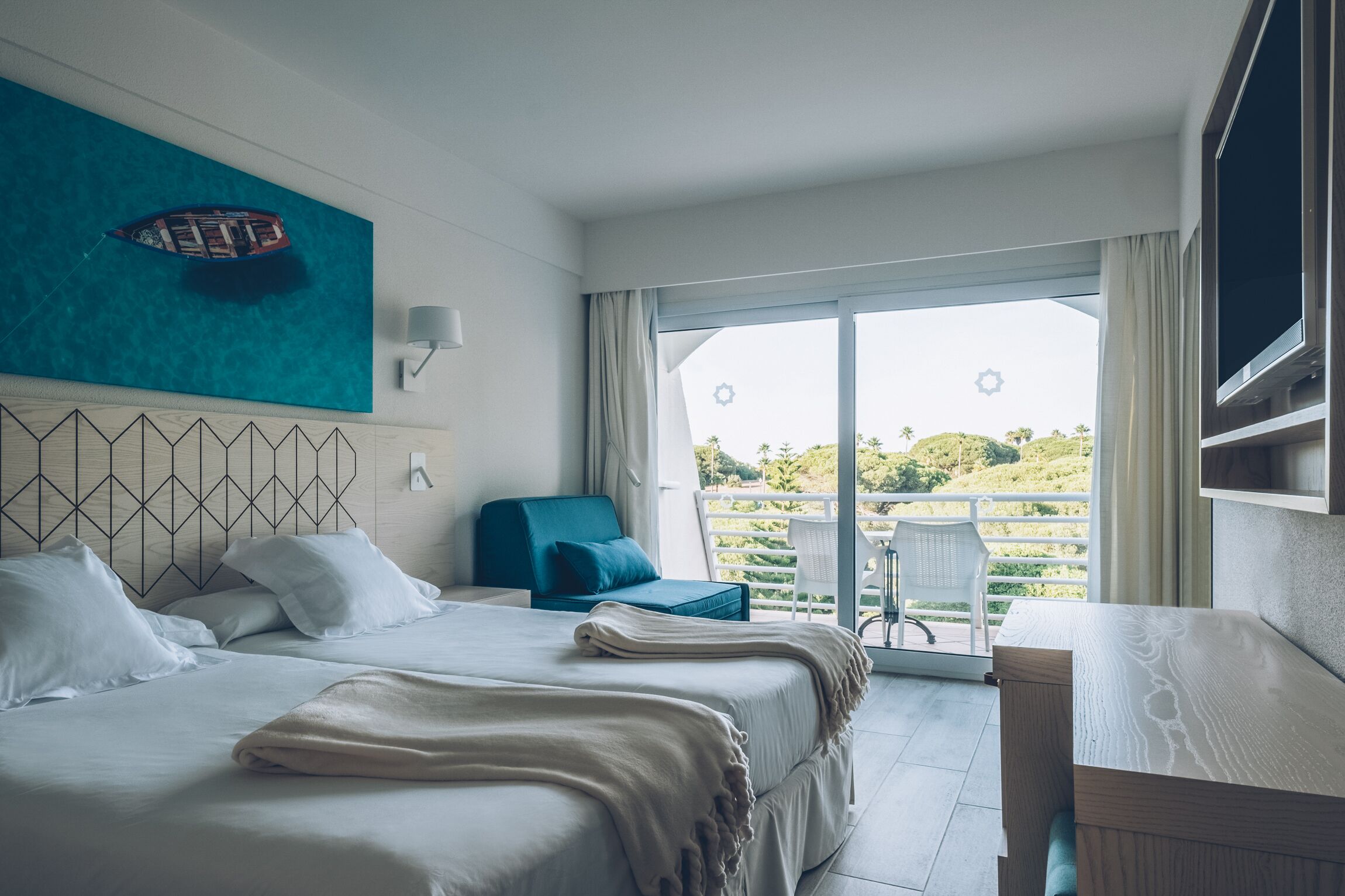 Minibar, decoración personalizada, muebles diferentes y escritorio 