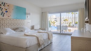 Een hotelkamer met een groot bed, een bureau en uitzicht.
