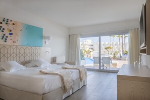 Minibar, individually decorated, individually furnished, desk - Iberostar Waves Royal Andalus (Chiclana de la Frontera)