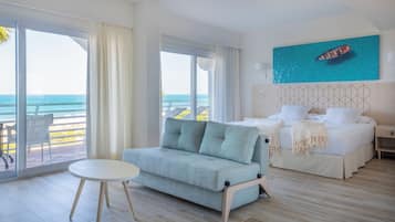 Junior suite, uitzicht op zee | Een minibar, individueel gedecoreerd, individueel gemeubileerd