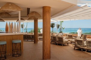 Swim-up bar