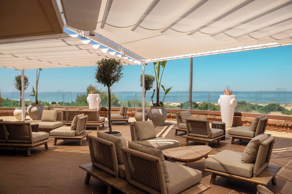 4 restaurants, breakfast, lunch, dinner served; international cuisine