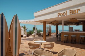 4 間餐廳，供應早餐、午餐和晚餐，國際料理