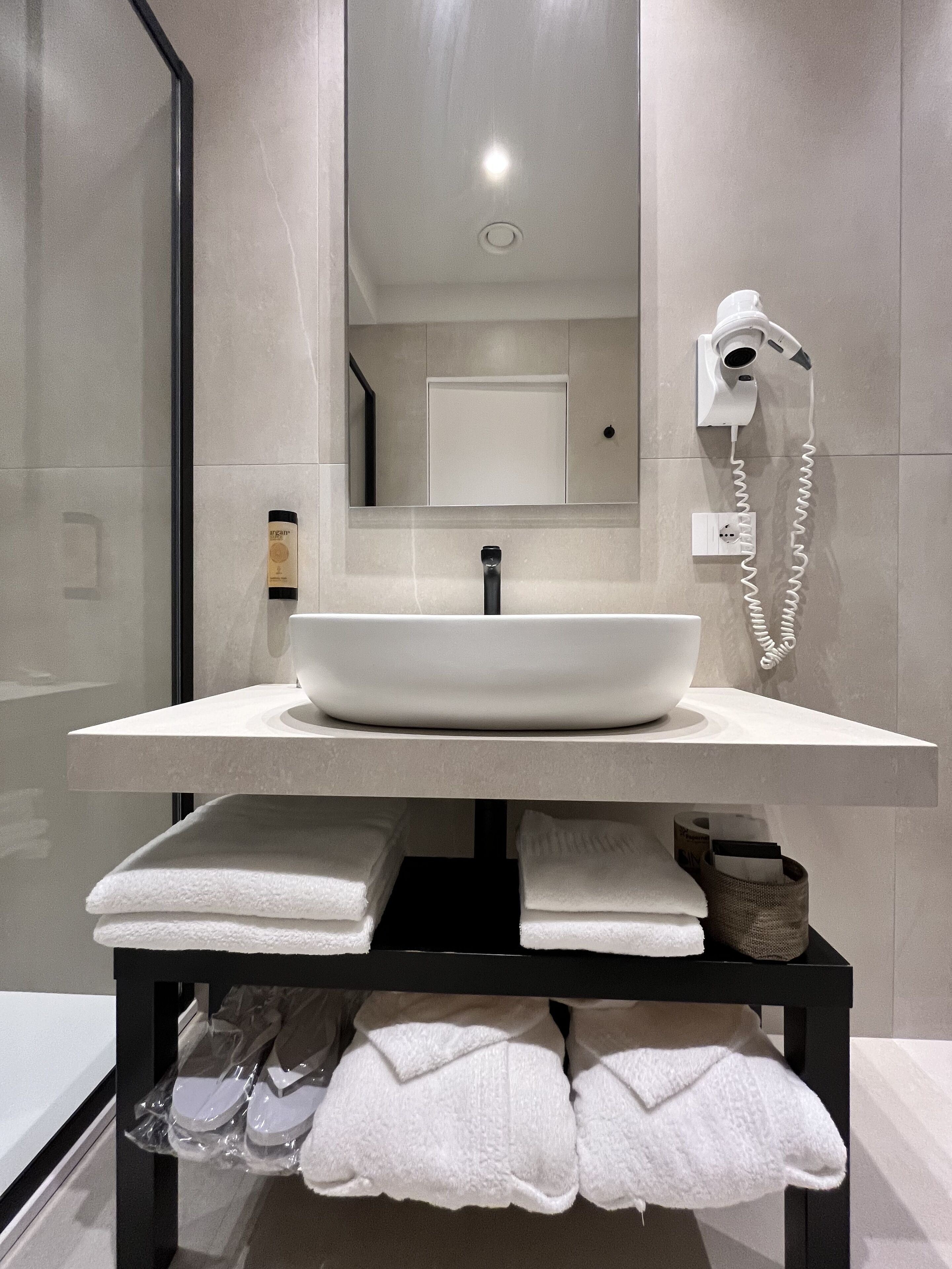 executive room, 1 king bed, non smoking, pool view | 1 bedroom, premium bedding, down duvets, minibar