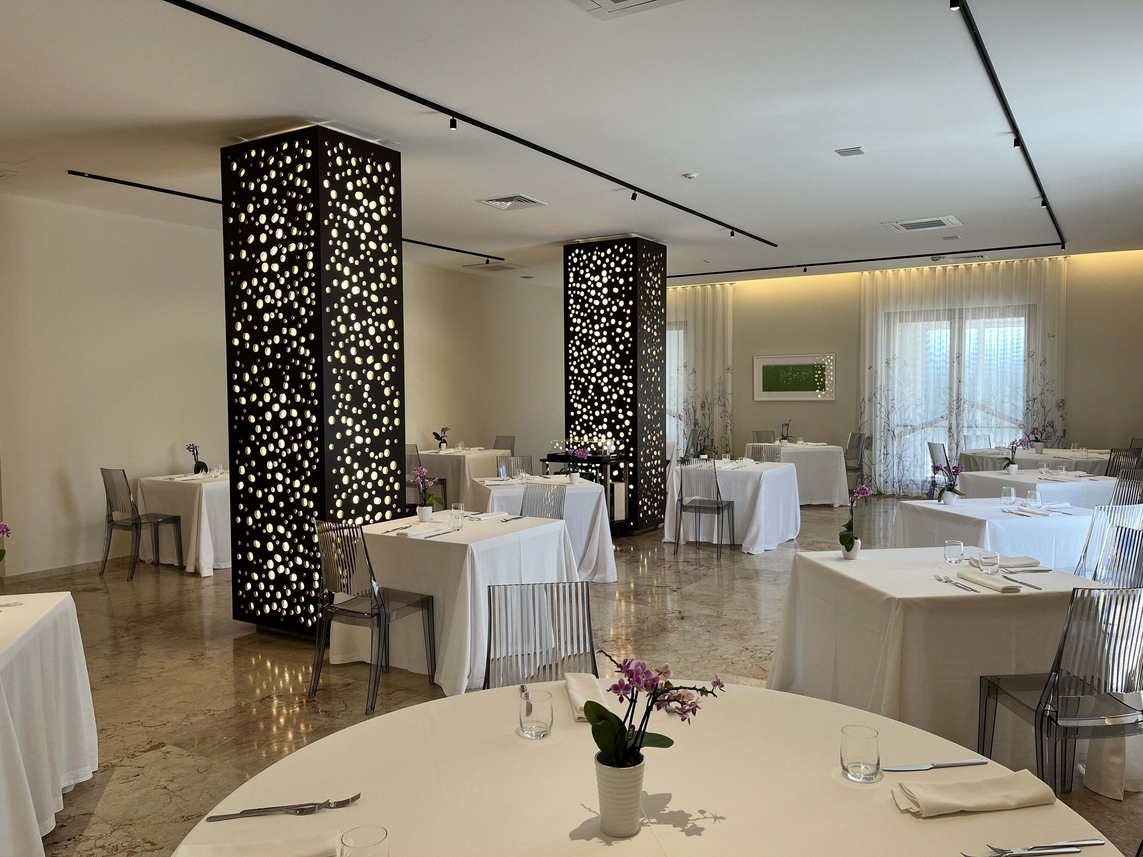 breakfast, lunch and dinner served