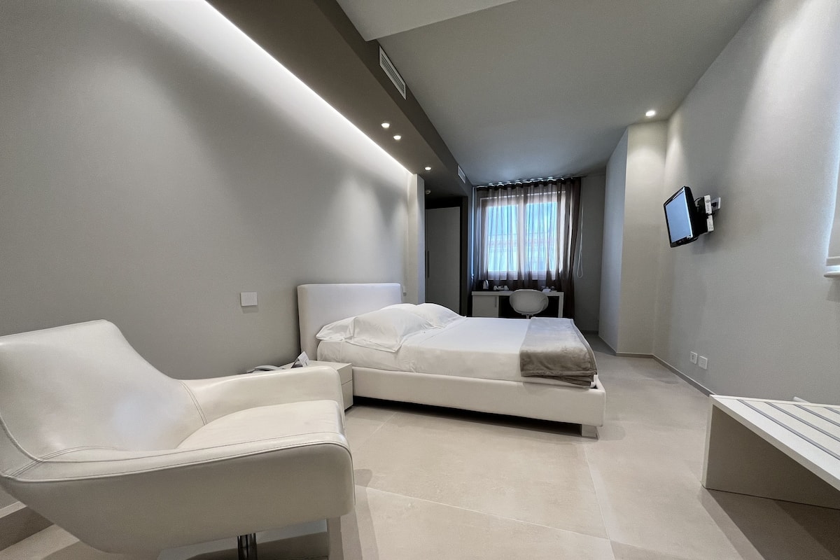 Executive Room, 1 King Bed, Non Smoking, Pool View