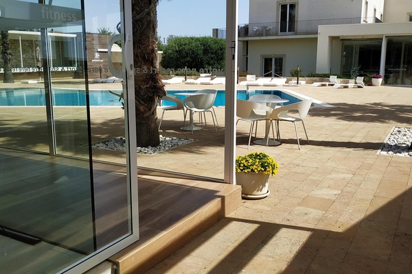 Alberca al aire libre, sombrillas en la alberca y camastros