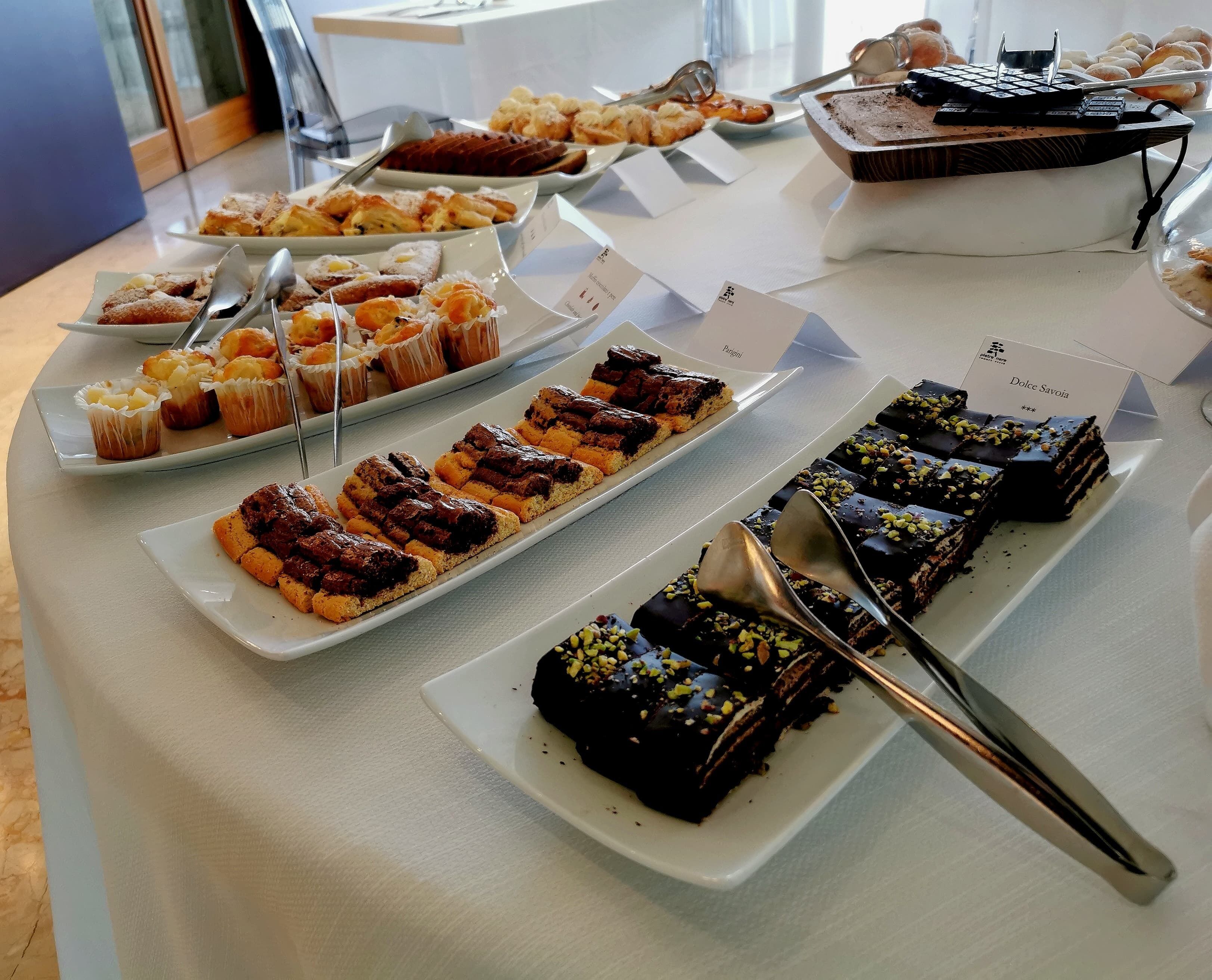 Une table de buffet proposant divers desserts et pâtisseries.