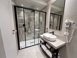 Executive Room, 1 Katil Raja (King), Non Smoking, Pool View | Peralatan tempat tidur premium, gebar bulu kapas, bar mini 