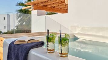 Junior Suite | In-room safe, individually decorated, individually furnished