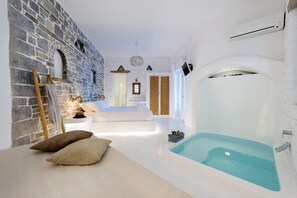 Superior-rum - bubbelpool | Värdeförvaringsskåp på rummet, individuell inredning och unika möbler