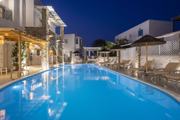 Outdoor pool, pool umbrellas, sun loungers
