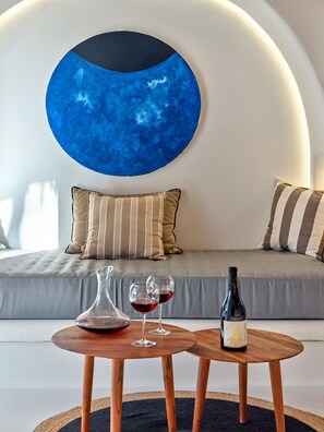 Luxury Suite with Private Pool | Vardagsrum | Platt-tv