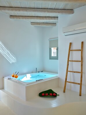 Superior Room, Hot Tub | In-room safe, individually decorated, individually furnished - Zefi Hotel & Suites (Paros)