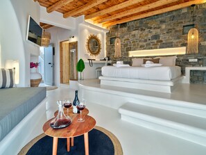 Luxury Suite with Private Pool | Tallelokero huoneessa, yksilöllisesti sisustettu