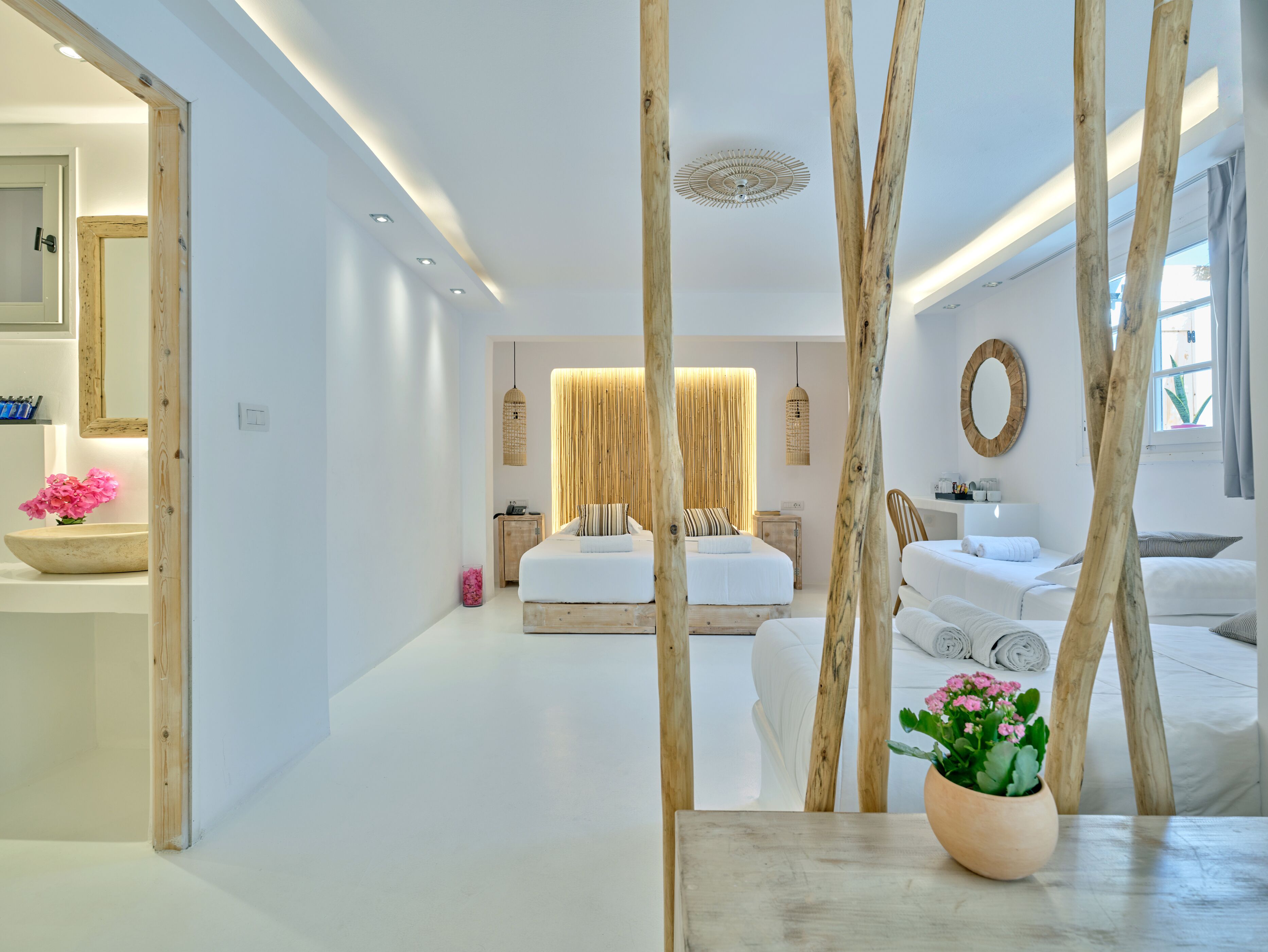 Un dormitorio moderno con una cama grande, mesitas de noche y suelo de madera.