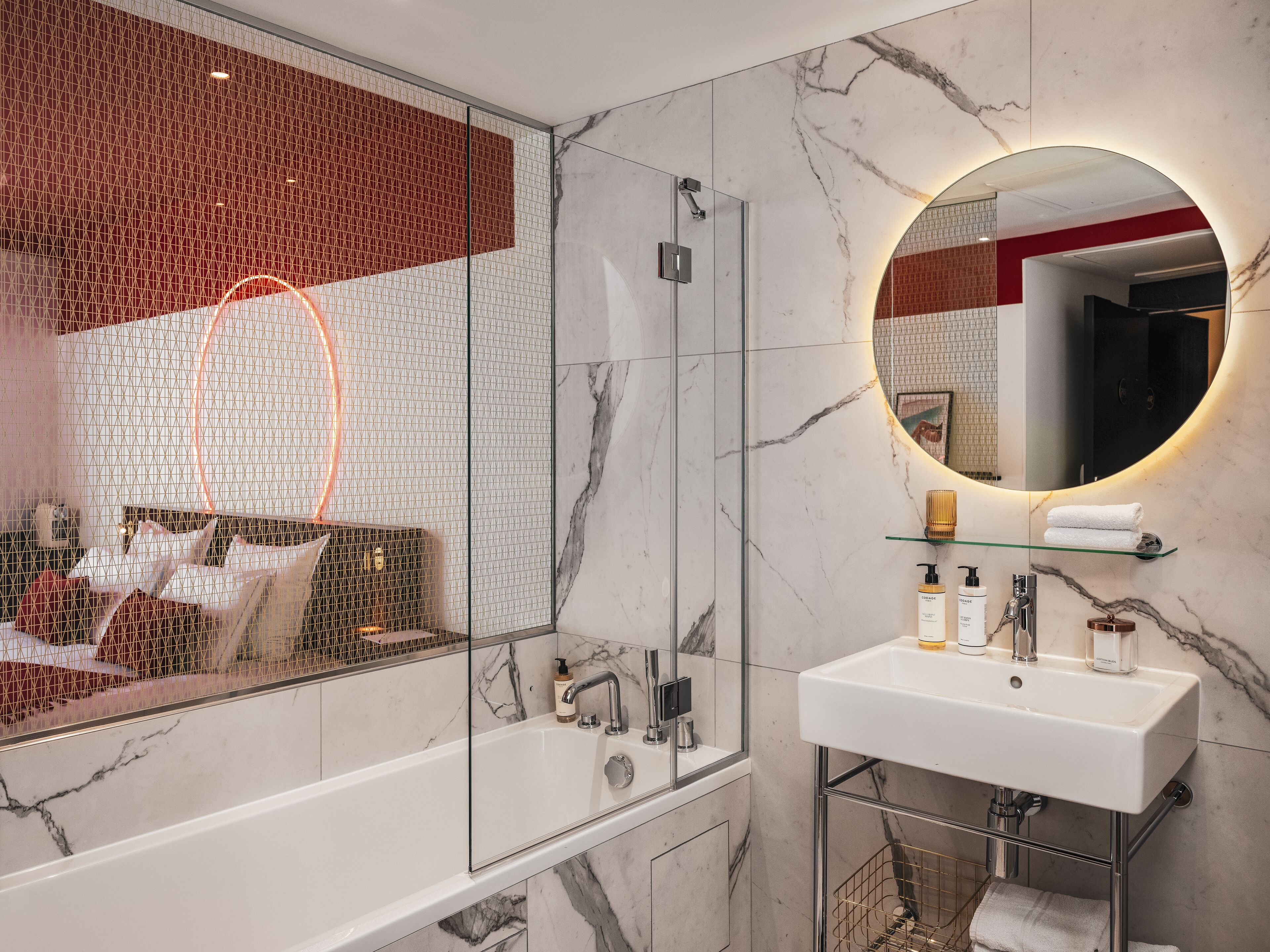 deluxe room | bathroom | free toiletries, hair dryer, towels, soap