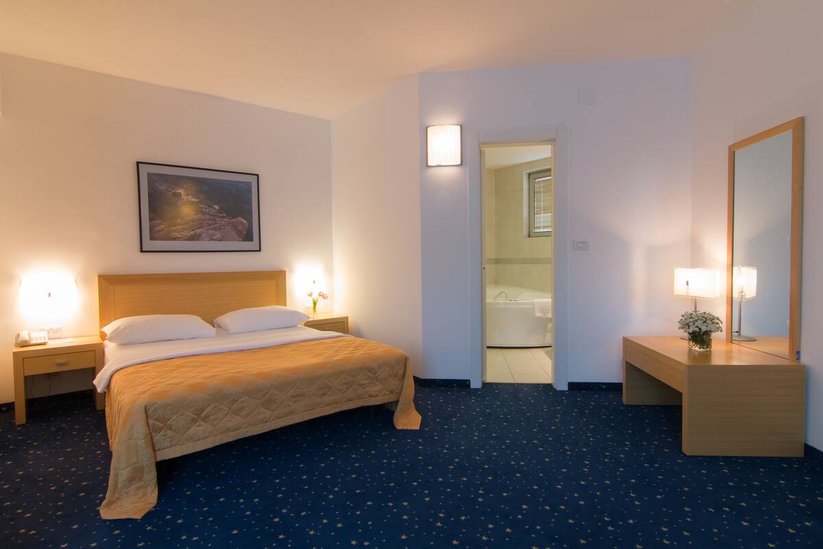 Habitación superior con 1 cama matrimonial o 2 individuales | Ropa de cama de alta calidad y minibar