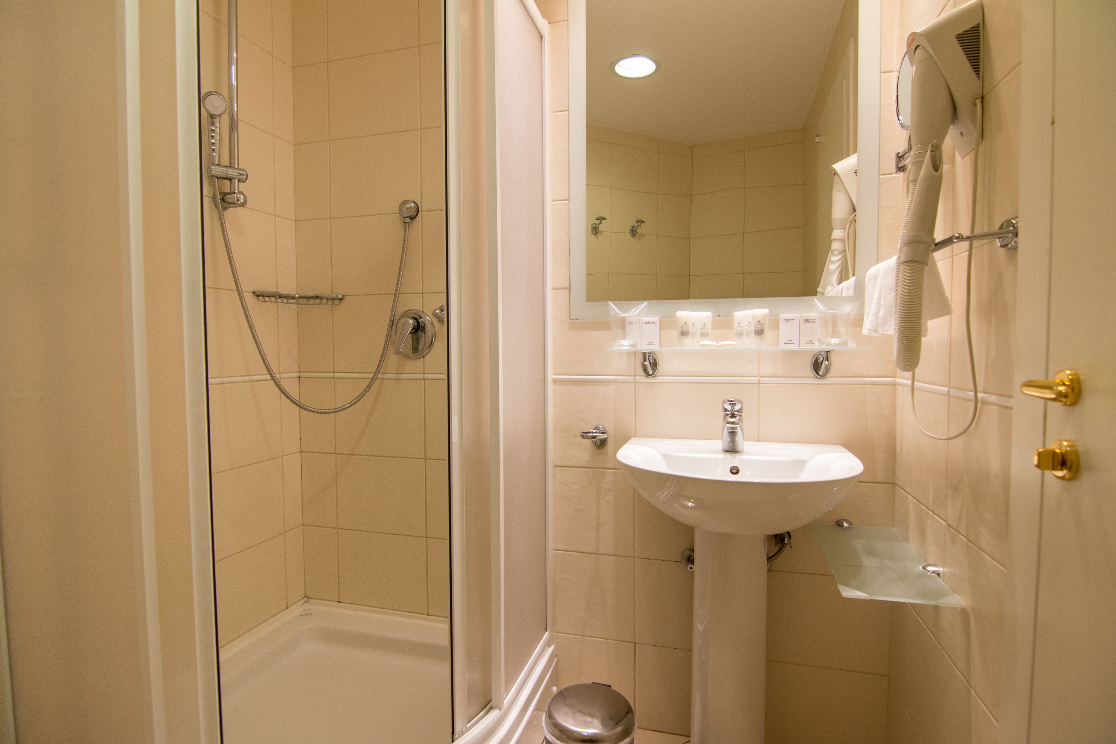 standard double or twin room | bathroom | shower, free toiletries, hair dryer, dressing gowns