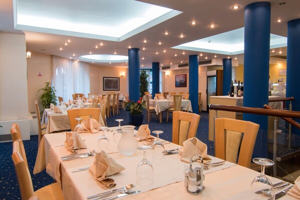 Breakfast, lunch and dinner served