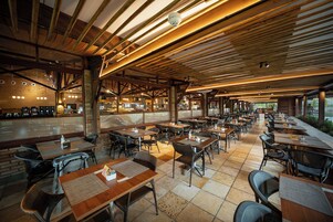 3 restaurantes; se sirven cenas 