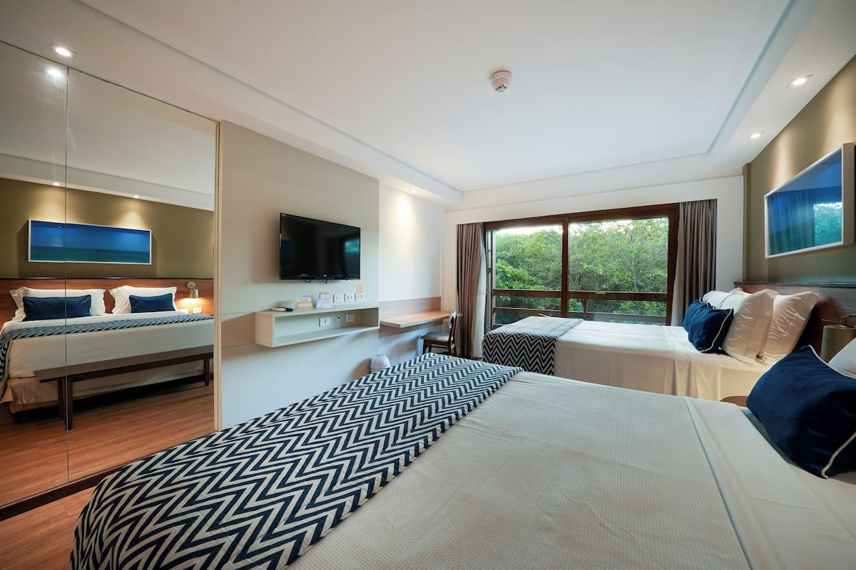Praia Jardim - 2 camas queen. Vista jardim | Minibar, in-room safe, desk, blackout drapes