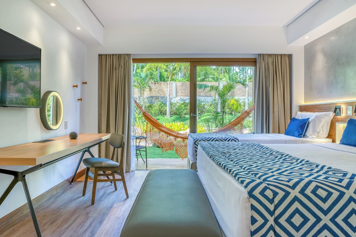 Standard Vitória Régia | Minibar, in-room safe, desk, blackout drapes