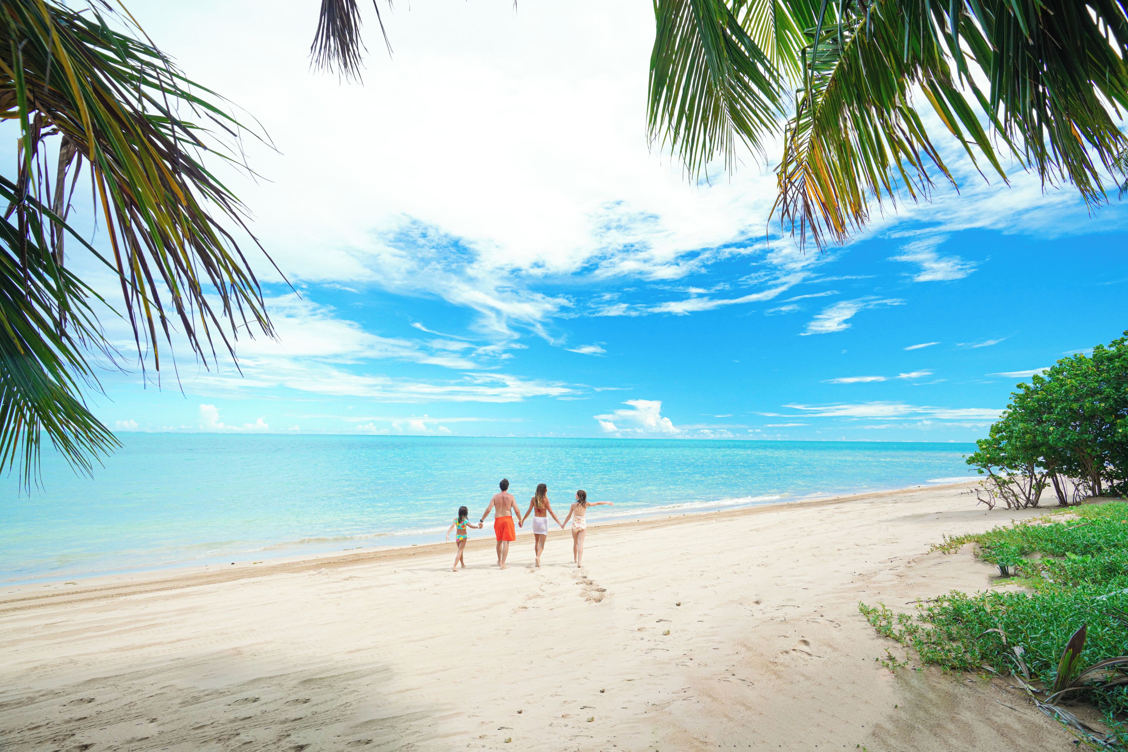 Na praia, areia branca, barracas de praia de cortesia, espreguiçadeiras 