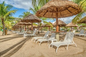 Ubicación a pie de playa, arena blanca y cabañas de uso gratuito