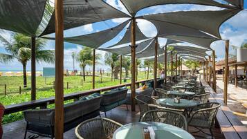 En la playa, arena blanca, camas de playa gratis