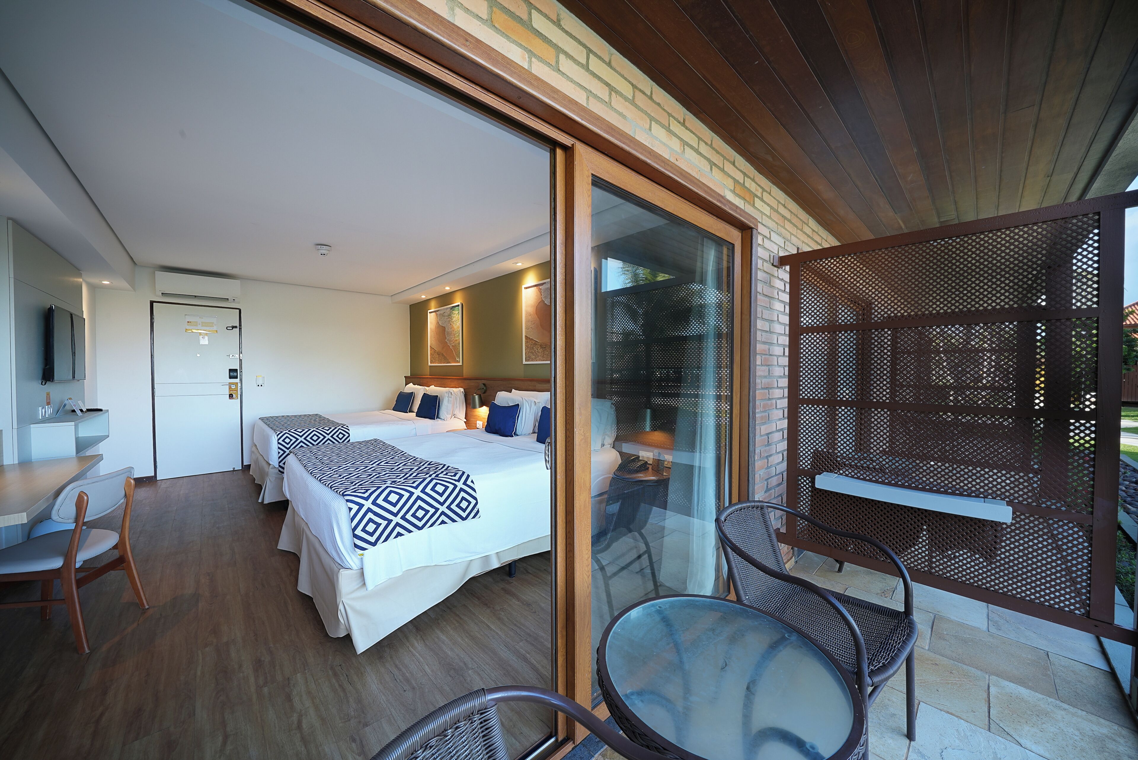 Une chambre d’hôtel avec un lit, un bureau et une chaise.